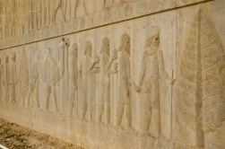 Feinste Steinmetzkunst in Persepolis